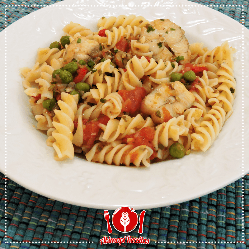 Macarrão ao Molho de Cação e Ervilhas