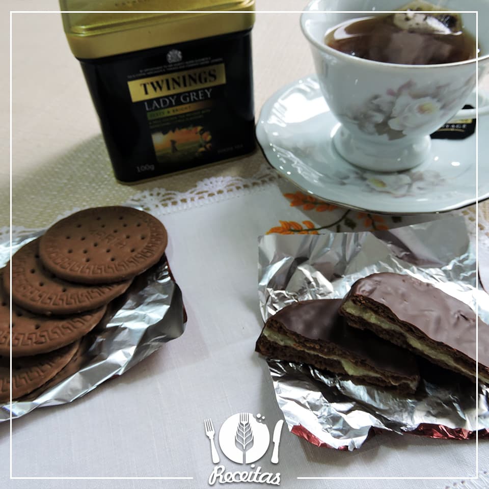 Alfajor de Biscoito Maria e Brigadeiro Branco