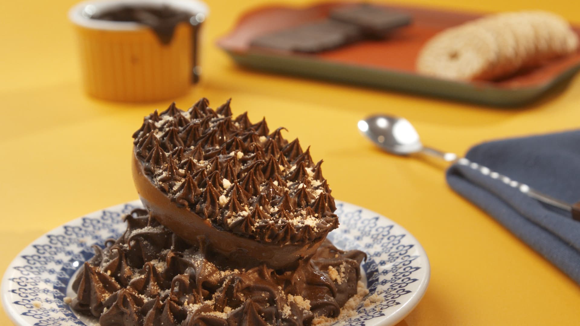 Ovo de Páscoa de Colher com Brigadeiro de Biscoito