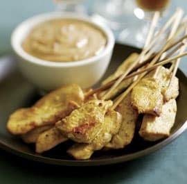 Espetinho de Frango com Molho Picante de Amendoim