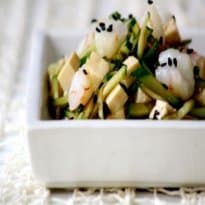 Salada de pepino, camarão e tofu