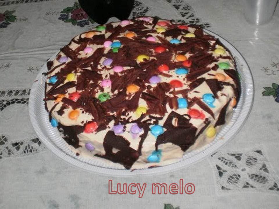 Bolo de doce de leite e raspas de chocolate