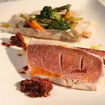 Peixe em crosta de sal grosso com legumes ao cartoccio