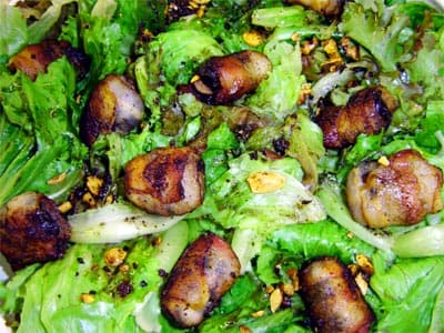 Salada morna com ameixas e fígados de galinha