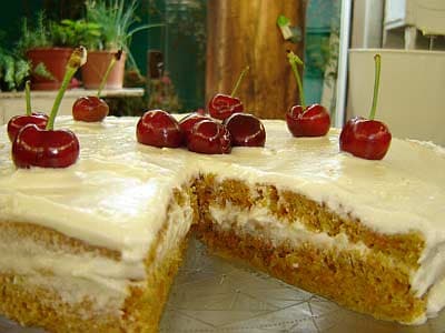 Cake de cenoura com cobertura de cream cheese