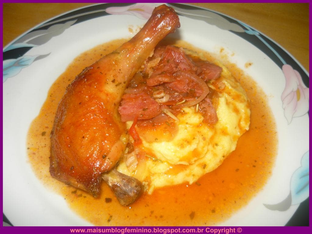 Coxas e sobrecoxas assadas com Angú e Ragu de linguiça