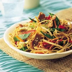 Salada de carne de porco e macarrão ao gergelim