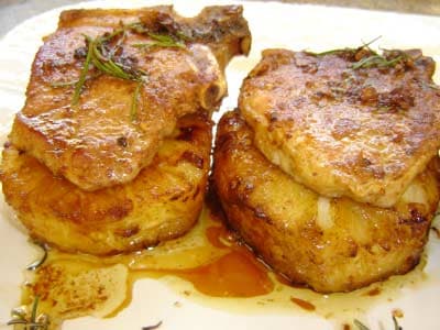 Bistecas com medalhões de abacaxi e molho de alecrim