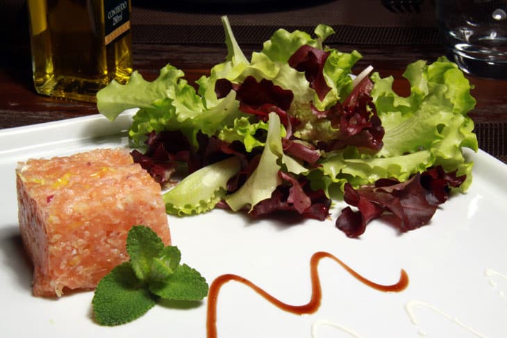 Quibe cru de salmão com shimeji e creme de leite azedo