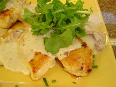 Peito de frango ao gorgonzola, tomate seco e rúcula