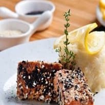 Salmão com Crosta de Gergelim e Purê de Batata Baroa