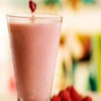 Smoothie de morango com água de coco e framboesa