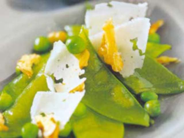 Salada de ervilhas com nozes e queijo pecorino ao mel