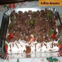 Bolo de Chocolate com Recheio de Flocos e Creme com Morango