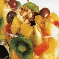 Salada de Frutas com Granola e Caldo de Cana