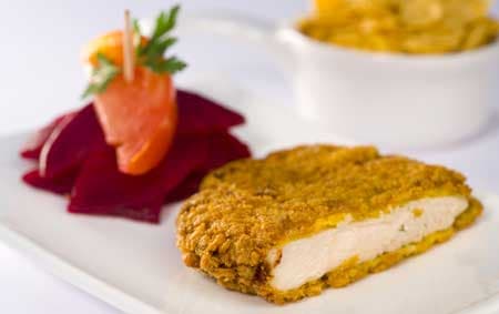 Filé de frango temperado com creme de leite e empanado