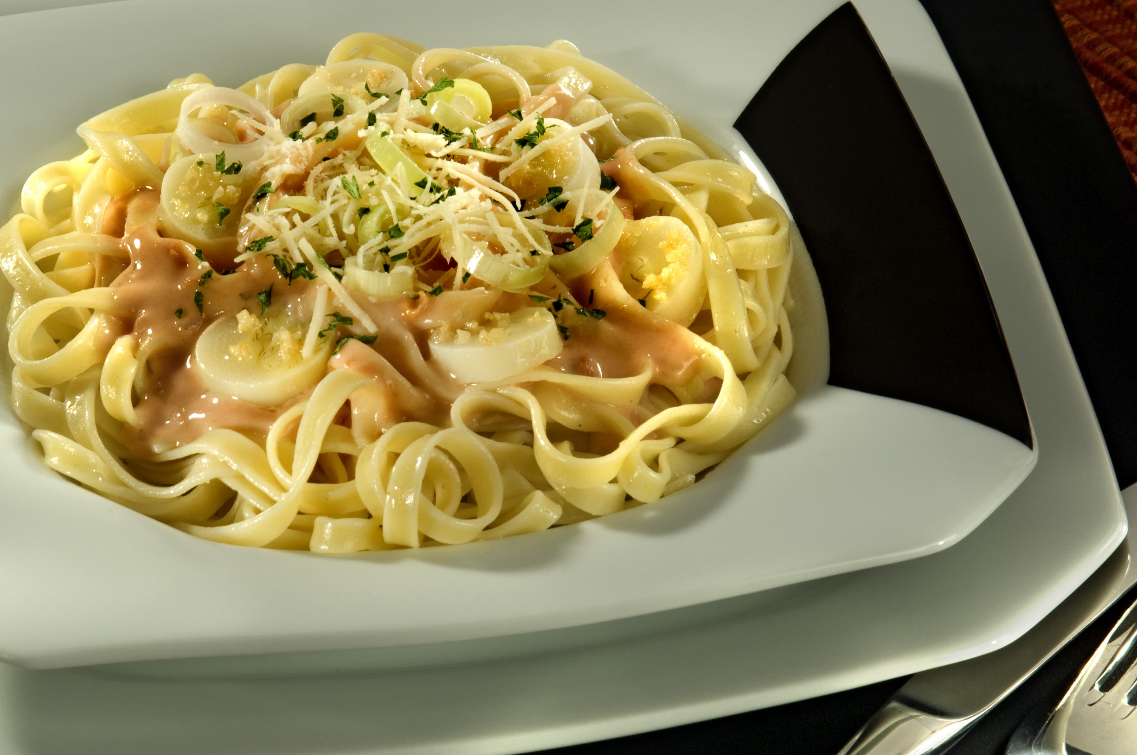 Macarrão Ninho ao Molho Rosé com Palmito e Alho Poró