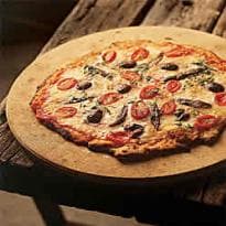 Pizza de aliche, mussarela de búfala e azeitonas pretas