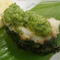 Peixe na bananeira e purê de banana-da-terra