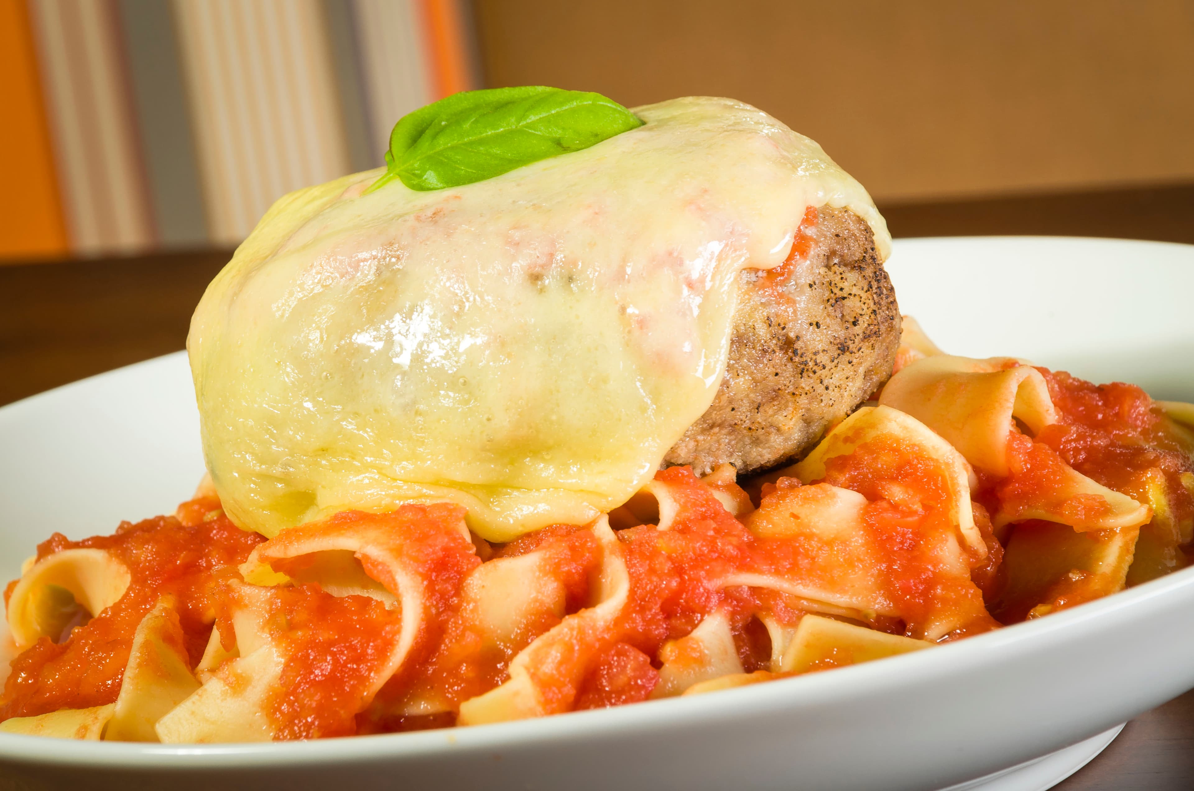 Polpettone Recheado com Nozes e Pappardelle ao Molho