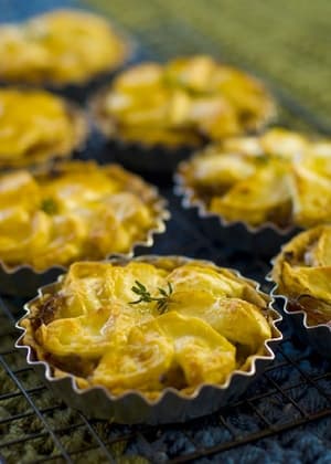 Tortinhas Douradas de Cebola, Azeite e Queijo de Cabra