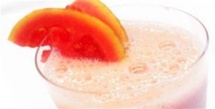 Vitamina de frutas com aveia e suco de soja