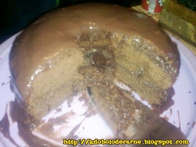 Bolo de chocolate com cobertura e recheio de brigadeiro