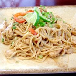 Macarrão chinês com frango e molho de amendoim