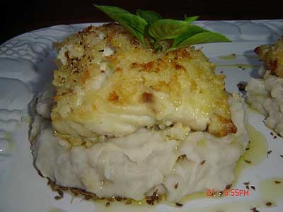 Filé de peixe em crosta de arroz com purê de inhame