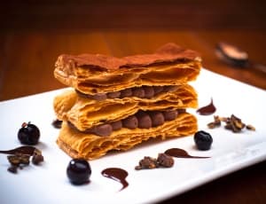 Mil-Folhas de Brigadeiro com Crocante de Chocolate Belga