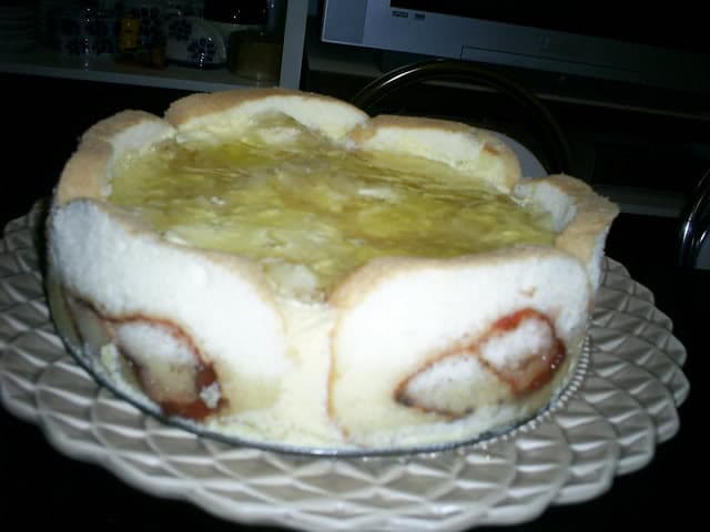 Torta Mousse de Abacaxi com Rocambole de Goiaba