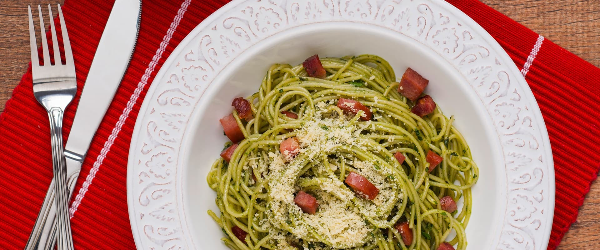 Espaguete com Calabresa, Pesto de Coentro e Bacon