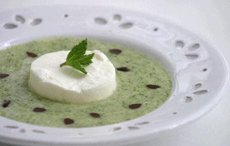 Mousse de Iogurte Com Calda de Abacaxi Com Hortelã