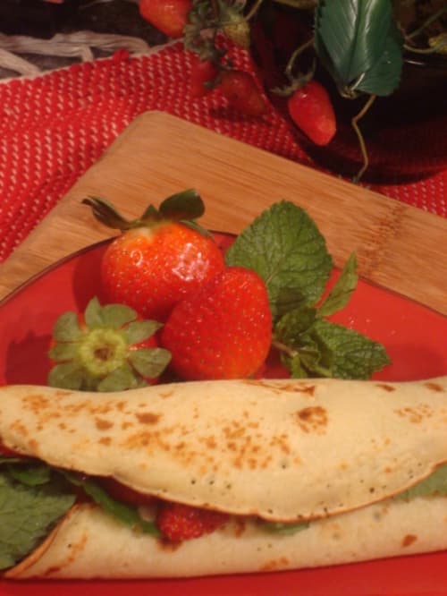 Panqueca de Brigadeiro Amargo com Morangos e Hortelã