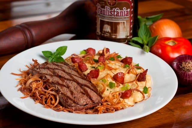 Risoto de Cerveja Escura com linguiça e Mignon Grelhado