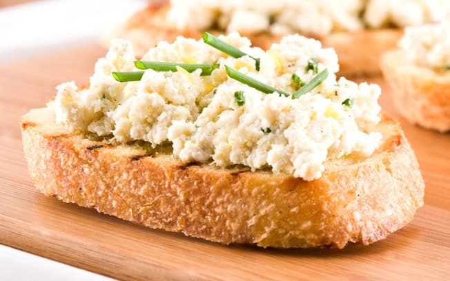 Bruschetta de ricota, limão siciliano e cebolinha