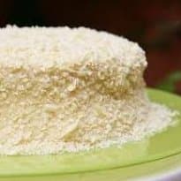 Bolo de gelatina coberto com chocolate branco