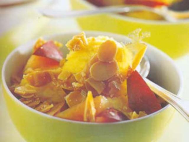 Taça gulosa de banana com ameixas e crocante