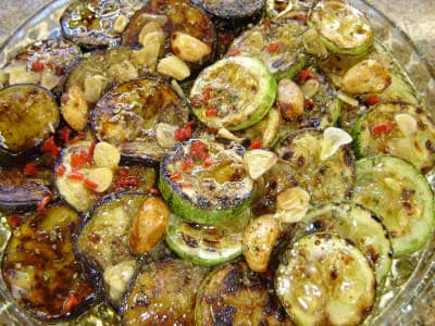 Antepasto italiano de berinjelas e abobrinhas