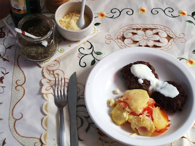 Tian Provençal de tomate e batata e hambúrgueres caseiros