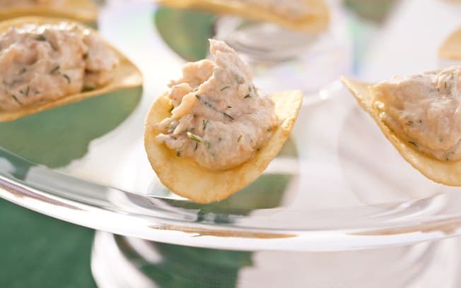 Barquinhas de batata frita recheadas com salmão