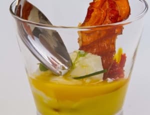 Creme de Açafrão com Crisp de Jamón e Ovo Poche