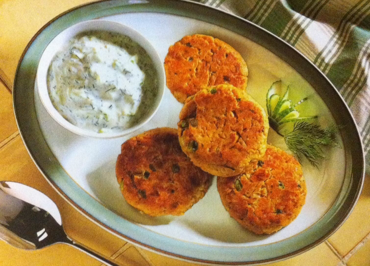 Bolinho de Atum com Molho de Iogurte e Pepino