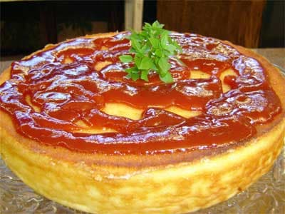 Cocada de forno com cobertura de geléia de goiaba