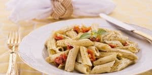 Penne ao Molho de Mel, Manjericão e Tomate Seco