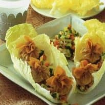 Trouxinhas de Carne de Porco com Salada de Amendoim